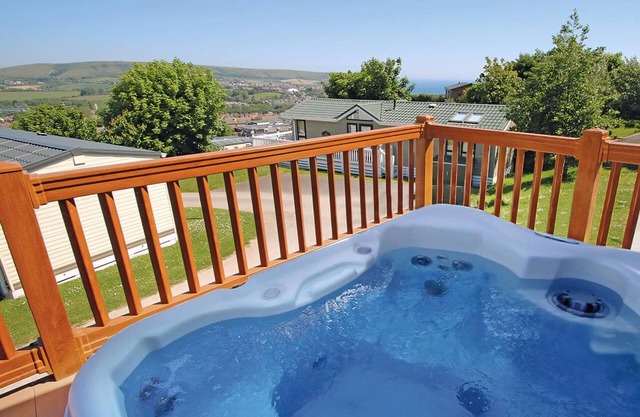 Modern and contemporary two bedroomed lodge with one double and one twin.