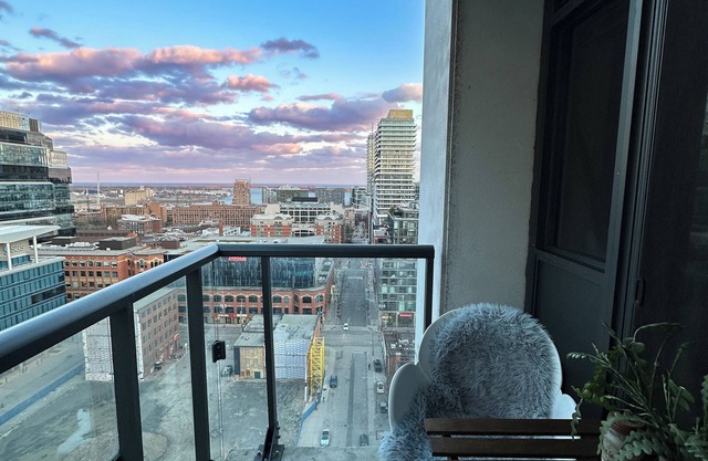 Modern and cozy apartment perfect for working remotely in Downtown Toronto nn