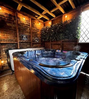 Modern and spacious house with Hot Tub