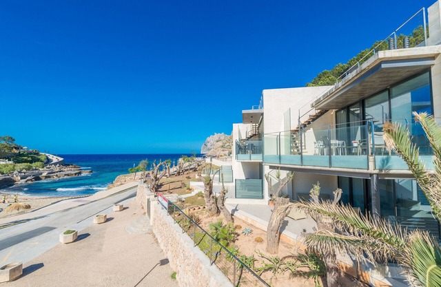 Modern apartment with AC and Wi-Fi, on the beach of Cala Sant Vicenç, Pollenca