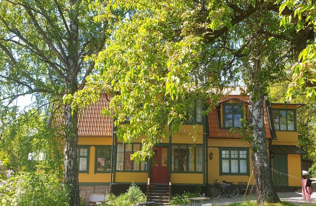 Modern apartment in 19th-century villa close to city, sea and royal gardens.