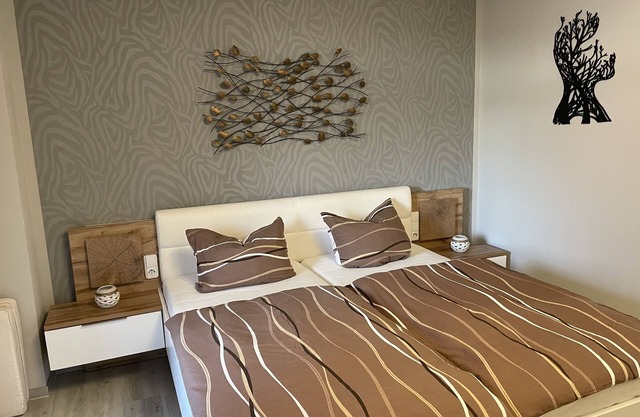 Modern apartment, kitchen, large terrace & baby equipment, near AOK clinic
