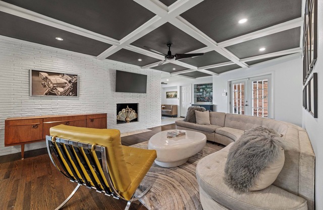 Modern Art House: 3-Bedroom Home Private Pool!