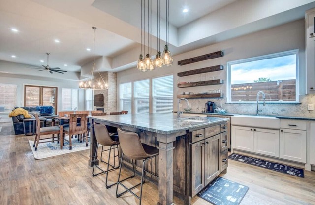 Modern Biz-Friendly Duplex mins to DT/Convention Center W/Ping Pong & More!