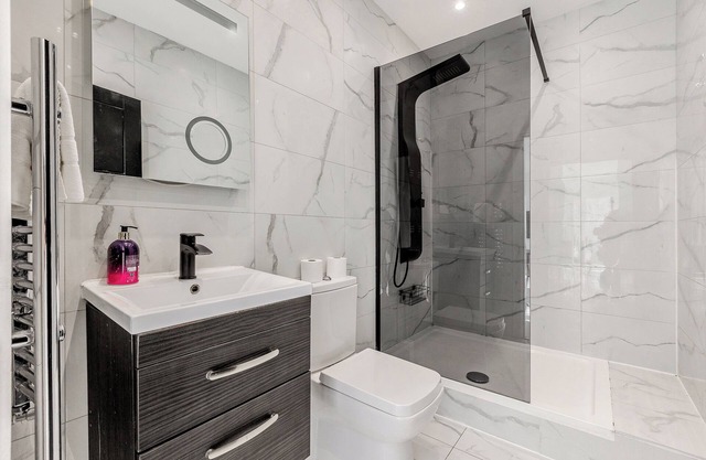 Modern & bright 1BR flat in Hanwell, free parking