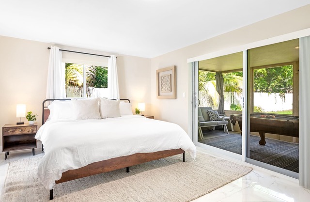 Modern Bungalow near Wilton Drive & Beach ~ Pool Table ~ Massive Backyard!