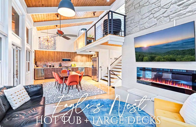 Modern Cabin, 4 BDs, 2 Kings, Bunks, Hot Tub