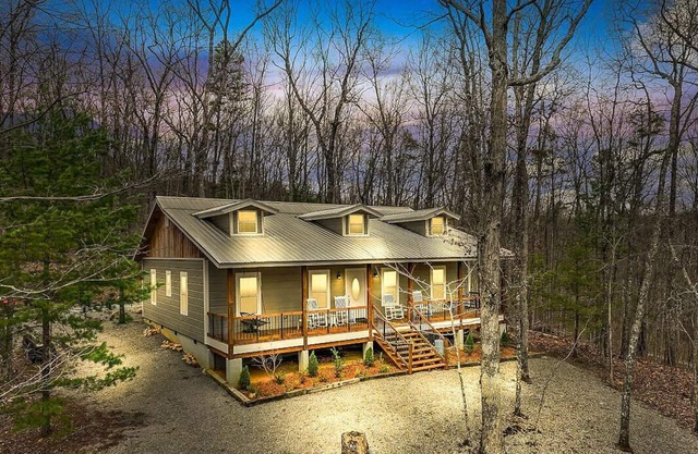 Modern cabin 4 min from Smoky Mountains, Lake in the Sky access 3 BR 2 bath