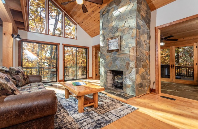 MODERN CABIN DEEP IN THE MOUNTAINS AND ONLY 20 MINS TO HARRISONBURG