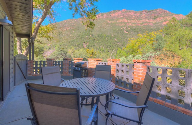 Modern cabin for 4 with views of the red rocks and next to Slide Rock State park