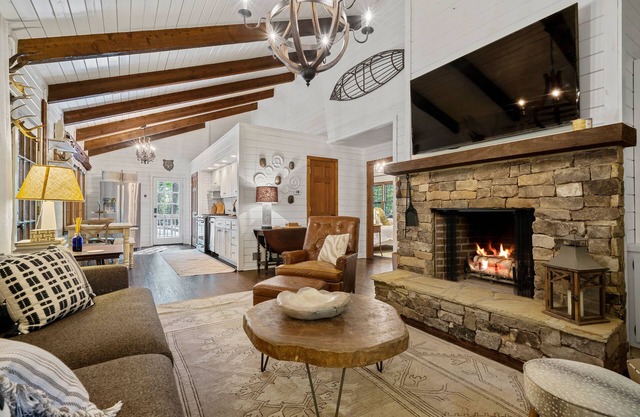 Modern cabin in Big Canoe