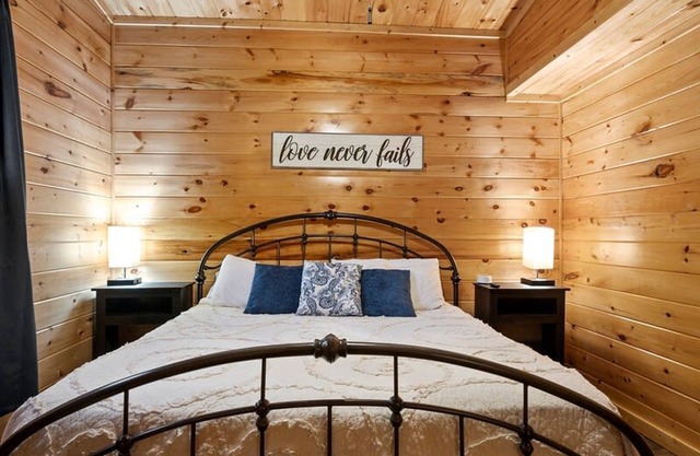 Modern Cabin in Broken Bow w Hot Tub Firepit