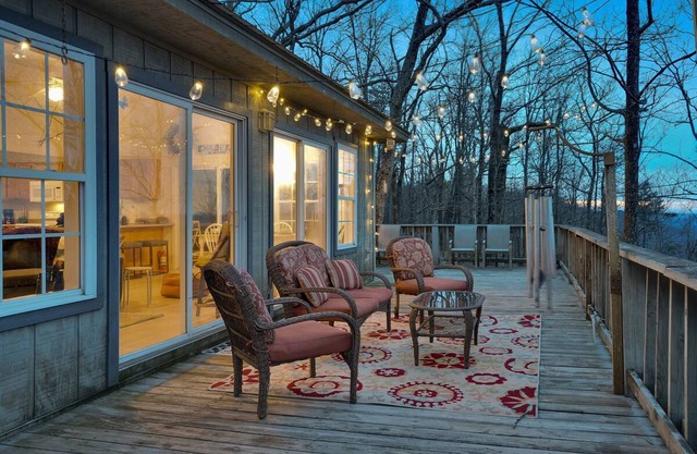 Modern cabin with mountain views, fireplace, inviting deck, washer/dryer & AC