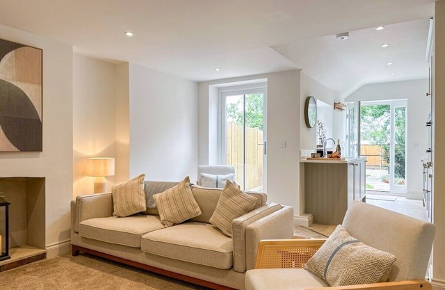 Modern Canterbury Townhouse - Pets Welcome & Private Parking