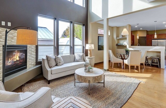 Modern Cathedral Townhouse! Bright!
