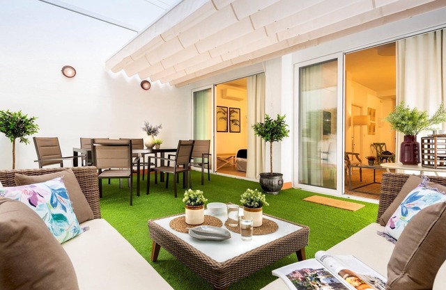 Modern Centric Apartment with Private Patio. Baños I