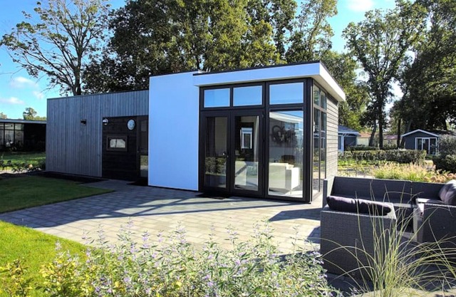 Modern chalet in a park near the Veluwemeer