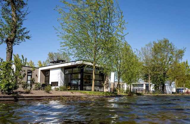 Modern chalet in a park near the Veluwemeer