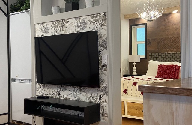Modern Cheerful 1 Bed+1 Bath+Kitchen-Close to YVR/WIFI/PK