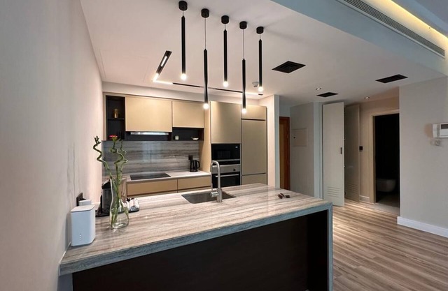 Modern-Chic 1BR in The Greens - Central Dubai
