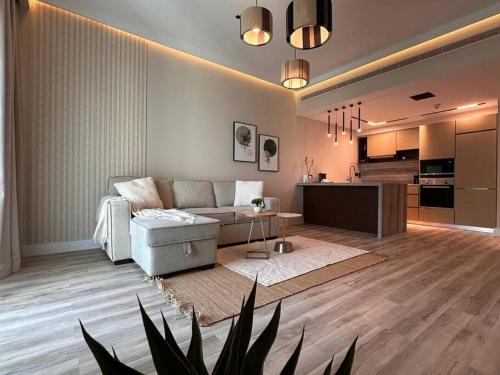 Modern-Chic 1BR in The Greens - Central Dubai
