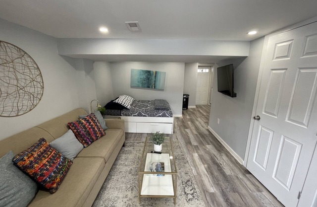 Modern Chic Basement in Historic Anacostia, Close to Waterfront, Navy Yard