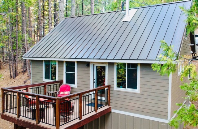 Modern-Chic Cabin. 8mi to Lassen. EV Charging, Pet Friendly!