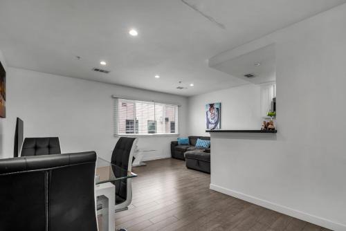Modern Chic One Bedroom In Hollywood-Koreatown Area With Parking