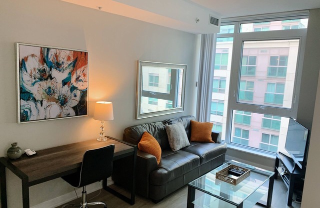 Modern & Clean 1 Bed 1 Bath, Richmond & Simcoe, Fully Equipped