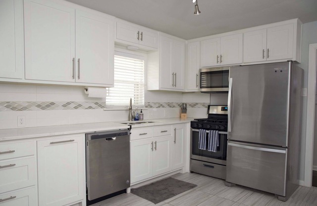 Modern Comfort Meets Texas Charm – Newly Updated Interior Retreat!