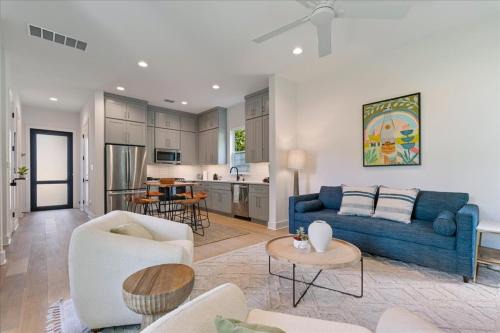 Modern Comfort Near It All 2BR 2 5BA Sleeps 6