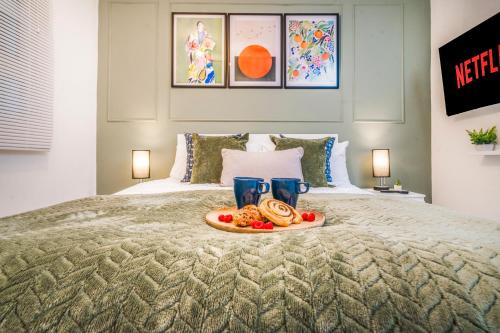 Modern Comfort with Free Parking - High Speed WiFi - 8 Mins to Station & Smokers Balcony