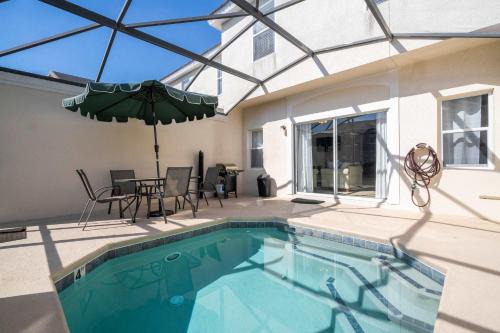 Modern & Comfortable 4BR Townhome - Pool and BBQ!