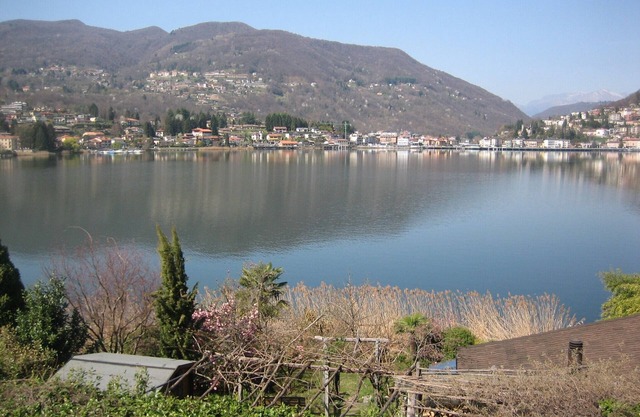 Modern, comfortable loft apartment, right on the lake and Monte Caslano.