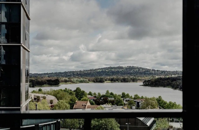 Modern Convenient 2-BR with Lakeside View