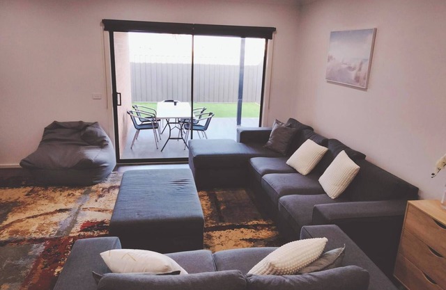 Modern & cosey 4bedroom house walk to beach