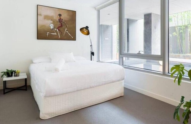 Modern Cosmopolitan Retreat on Toorak Rd