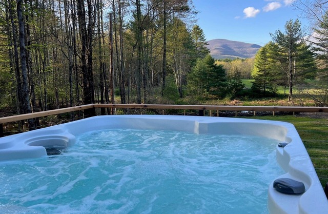 Modern Cottage w/Amazing Views & Hot Tub