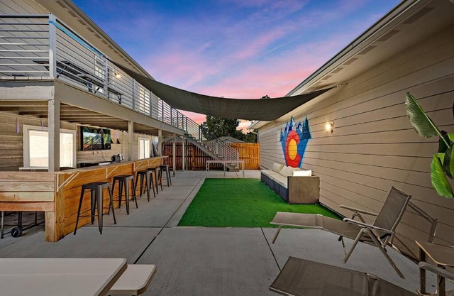 Modern, Cozy & Fun ~ 5min to DT ~ Games ~ Backyard