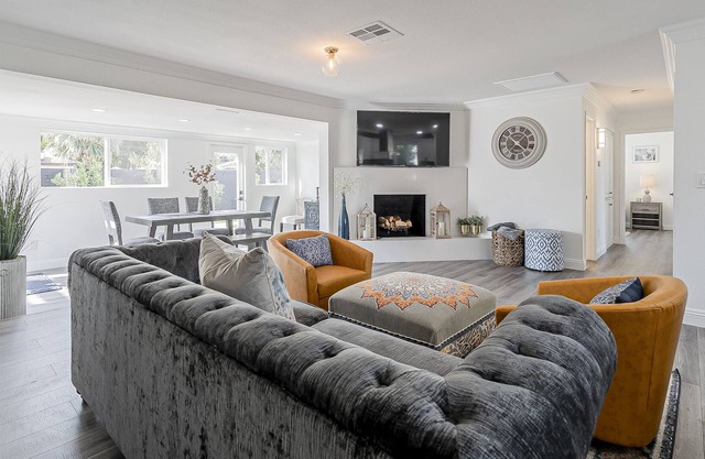 Modern & cozy home | Walk to Old Town & Stadium!
