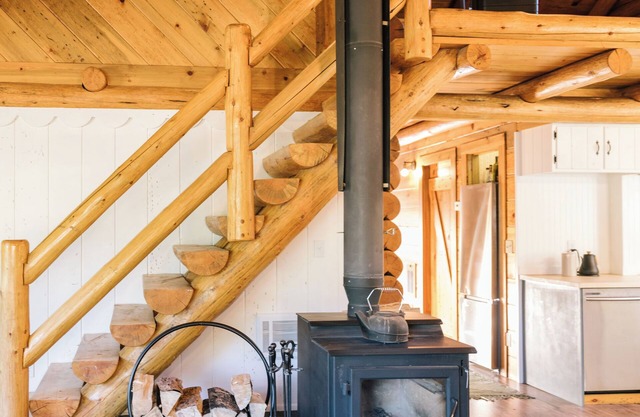 Modern-Cozy LOG CABIN near La Pine state park