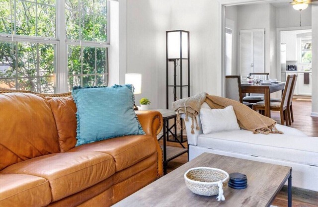 Modern & Cozy, Sleeps 6 w/Coffee Bar