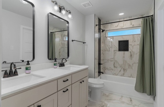 Modern Dallas Townhouse -Ideal for Families & Groups -Near Downtown & Deep Ellum