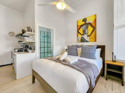 Modern decorated studio in Observatory