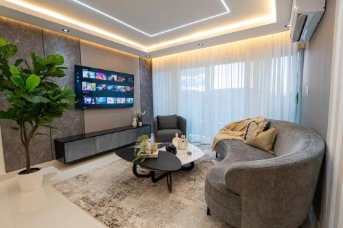 Modern 3BR! 9FL, King Bed! STI with Pool! Fast wifi!