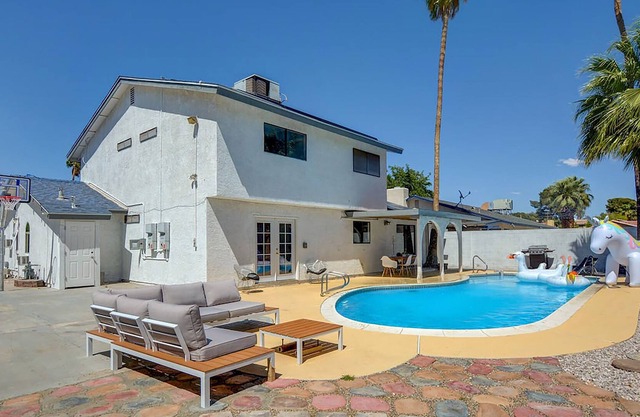 Modern Dream Home 5BR & 4BA pool, spa, basketball & bbq (31 day min, 70% off)