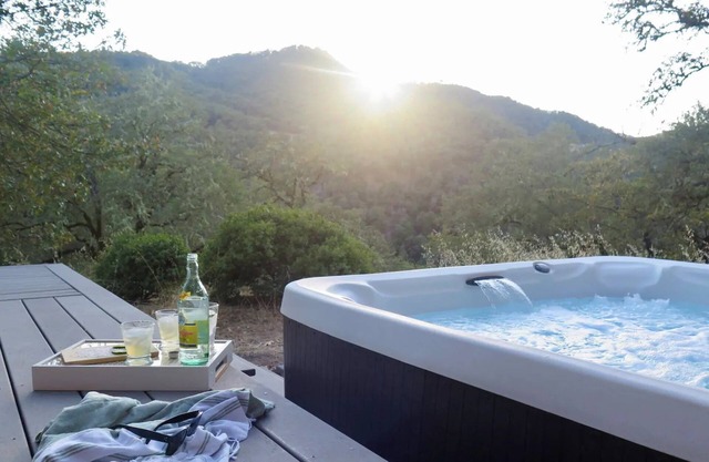 Modern ecochic luxe indoor/outdoor getaway- mountaintop views & hot tub!