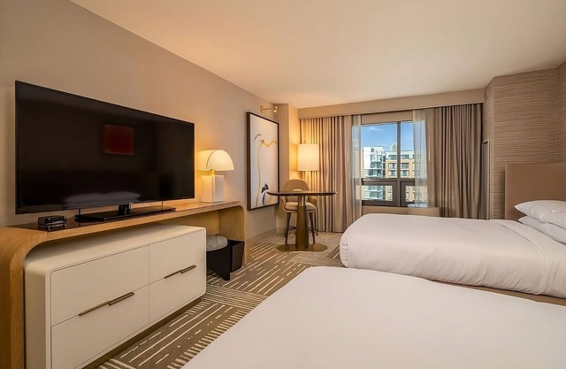 Modern Elegance: Outdoor Pool, Pet-friendly, Downtown Hotel near San Diego Zoo!