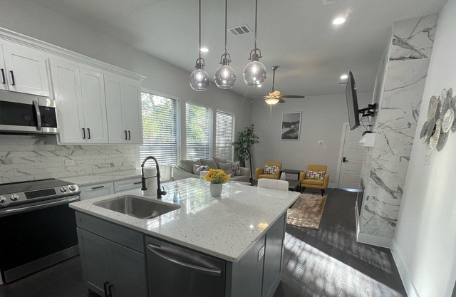 Modern Elegant Duplex Home: 3 bedrooms and 2 baths