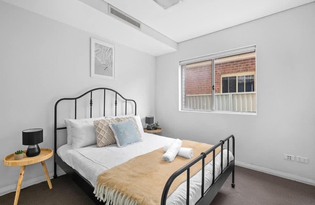 Modern Ensuite Queen Room - Serene Spot at Revesby